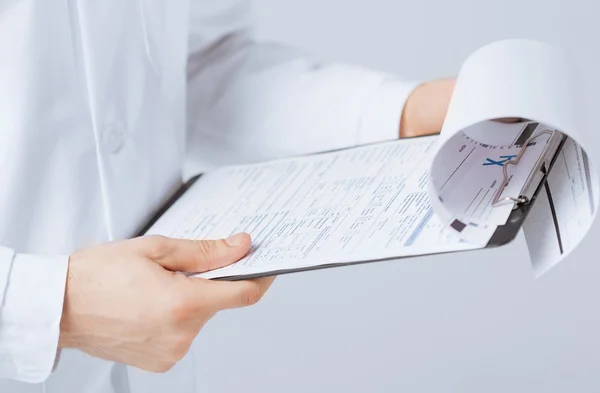 Médico masculino segurando papel de prescrição na mão — Fotografia de Stock