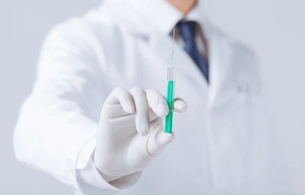 Médico masculino segurando seringa com injeção — Fotografia de Stock