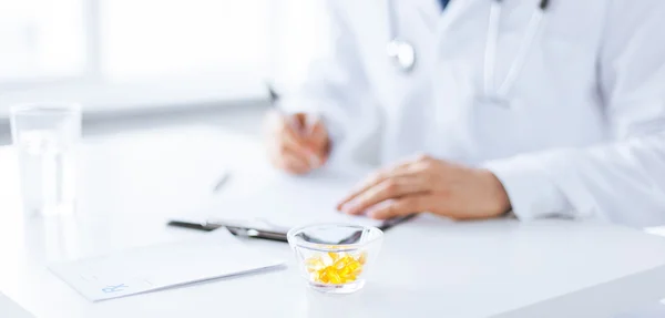 Male doctor with capsules — Stock Photo, Image