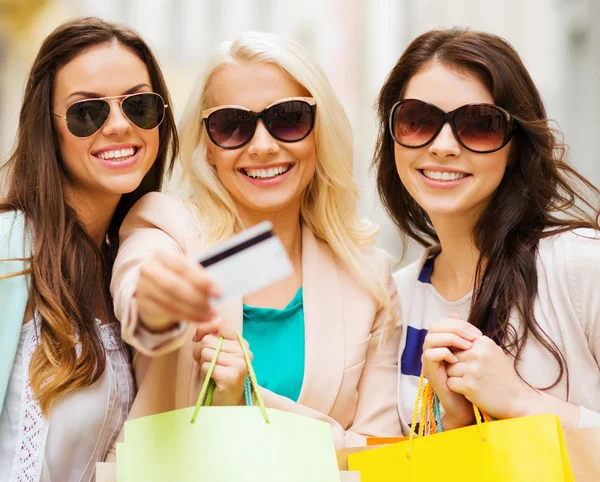 Chicas con bolsas de compras en ctiy — Foto de Stock