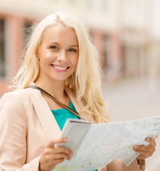 Wanita cantik dengan peta di kota — Stok Foto