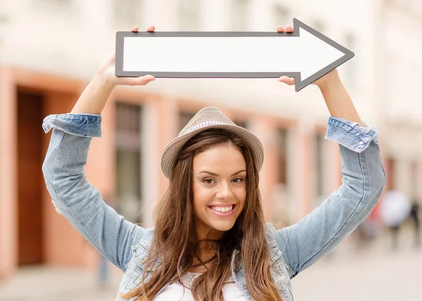 Girl showing direction with arrow in the city — Stock Photo, Image