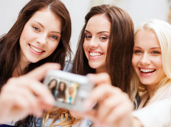 Hermosas chicas tomando selfie en la ciudad — Foto de Stock