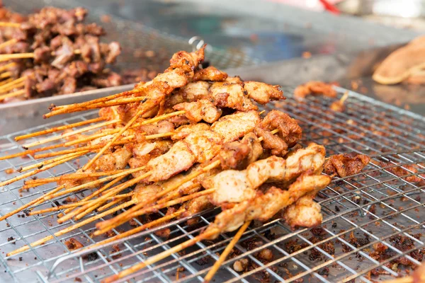 Grill de viande au marché de rue — Photo