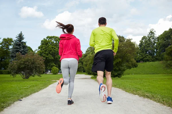 Leende par springer utomhus — Stockfoto