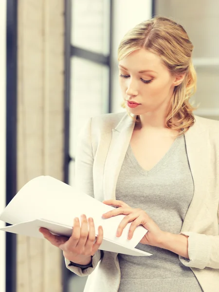 Rustige vrouw met documenten — Stockfoto