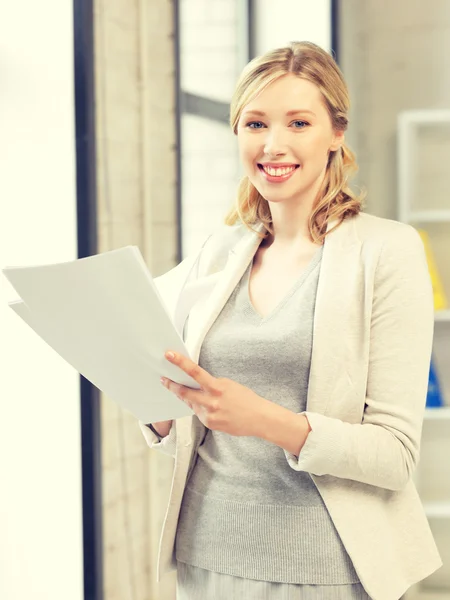 Mujer feliz con documentos — Foto de Stock