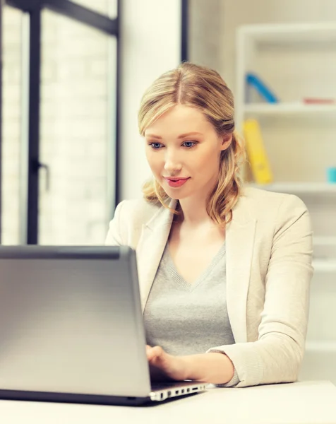 Donna felice con computer portatile — Foto Stock