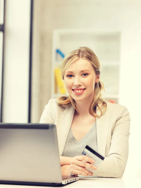 Glückliche Frau mit Laptop und Kreditkarte — Stockfoto
