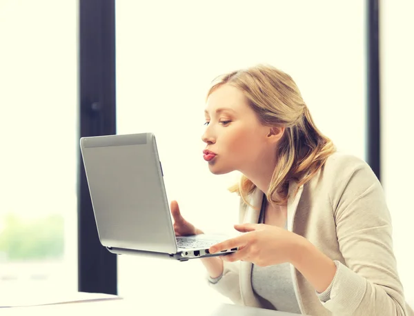 Mulher feliz com computador portátil — Fotografia de Stock