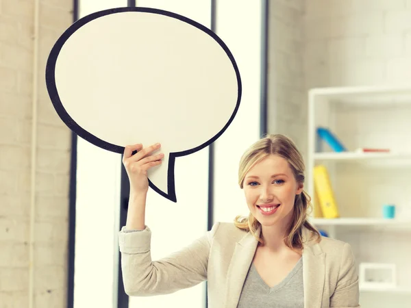 Mujer de negocios sonriente con burbuja de texto en blanco —  Fotos de Stock