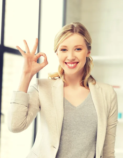 Mujer joven mostrando signo ok — Foto de Stock