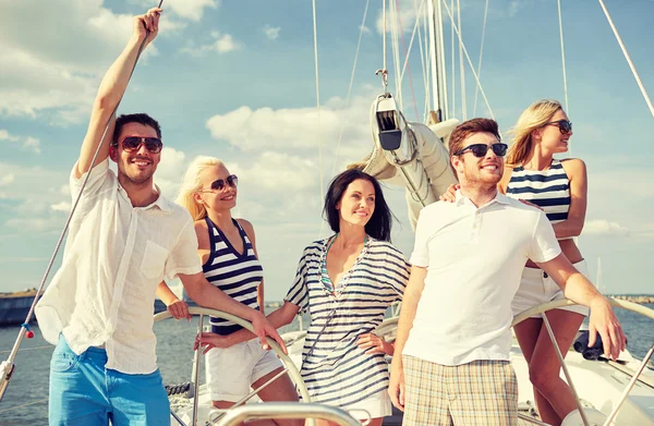 Amici sorridenti che navigano su yacht — Foto Stock
