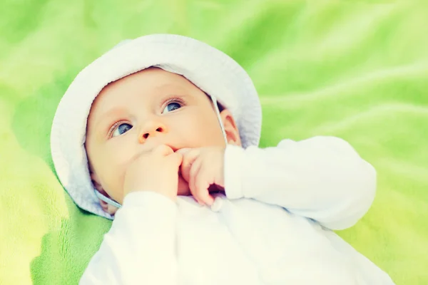 Pequeño bebé acostado en el suelo y mirando hacia arriba — Foto de Stock