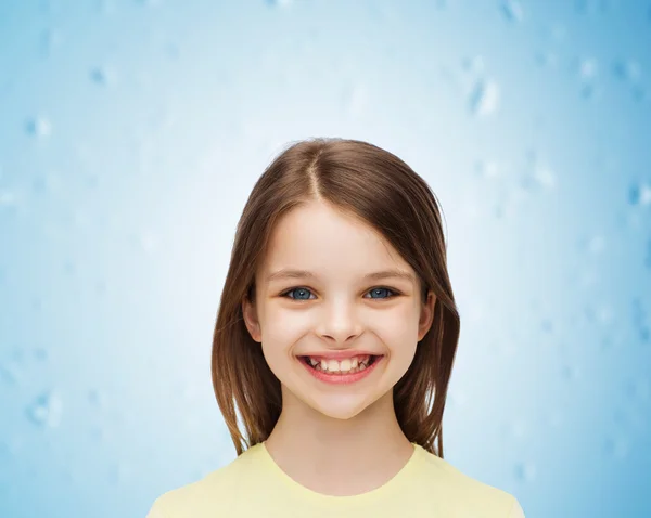 Усміхнена маленька дівчинка на білому тлі — стокове фото