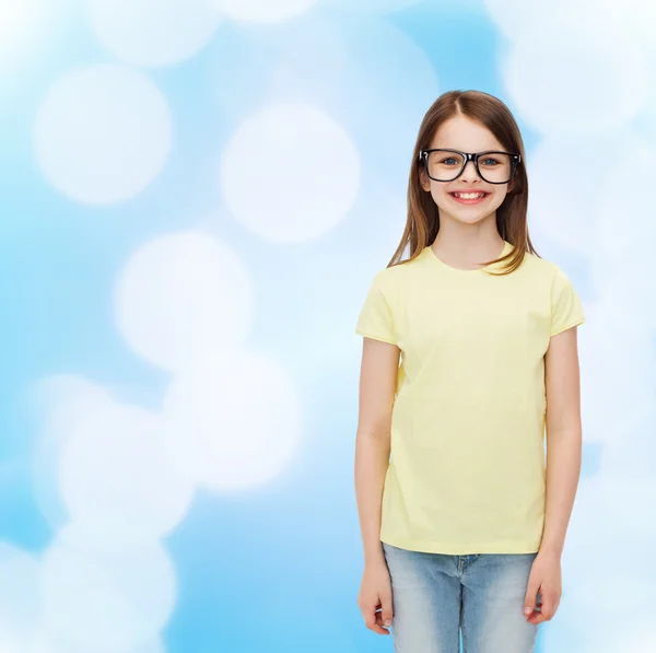 Ler söt liten flicka i svart glasögon — Stockfoto