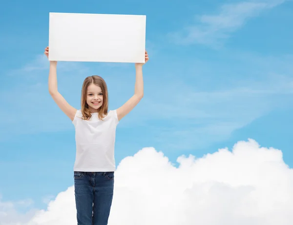 Lachen meisje bedrijf leeg wit bord — Stockfoto