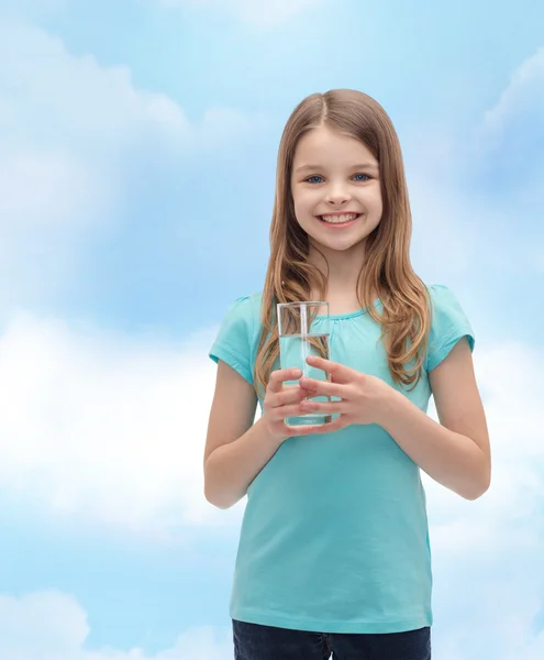 Sorridente bambina con un bicchiere d'acqua — Foto Stock