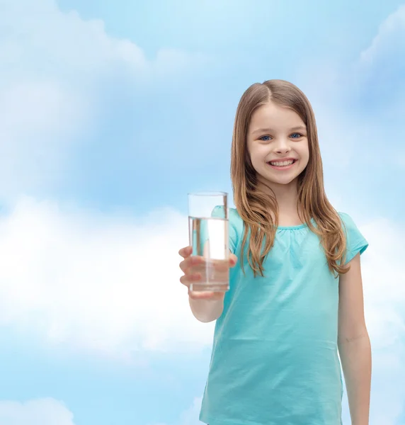 Sonriente niña dando vaso de agua — Foto de Stock