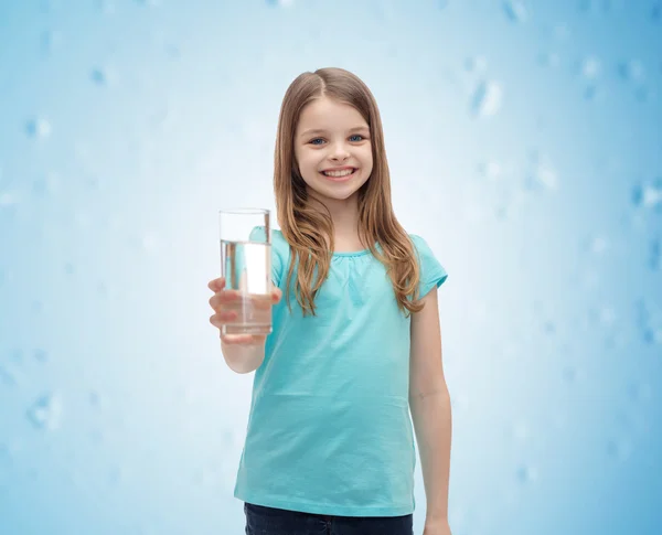 Lächelndes kleines Mädchen gibt Glas Wasser — Stockfoto