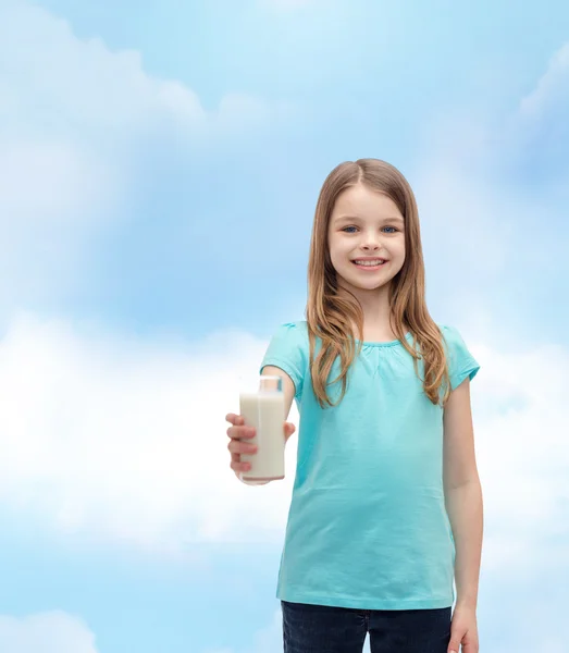 Lächelndes kleines Mädchen gibt Glas Milch — Stockfoto