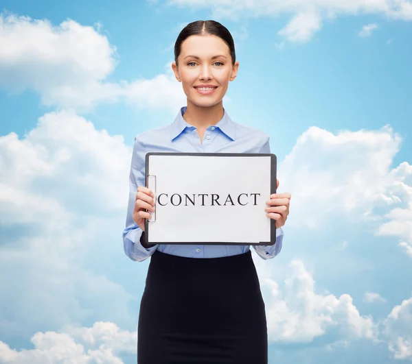 Glimlachende zakenvrouw met contract — Stockfoto
