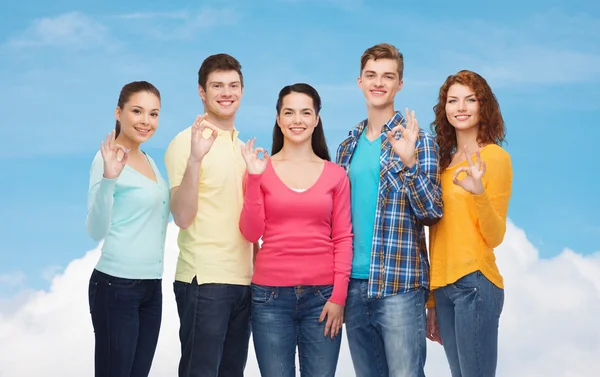Gruppo di adolescenti sorridenti mostrando segno ok — Foto Stock