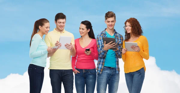 Teenagergruppe mit Smartphones und Tablet-PC — Stockfoto