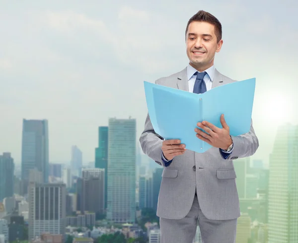 Hombre de negocios feliz con carpeta abierta — Foto de Stock