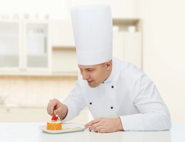 Happy male chef cook decorating dessert — Stock Photo, Image