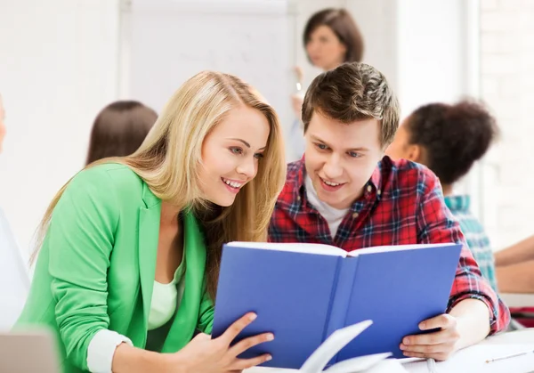 Studenti che leggono libro a scuola — Foto Stock