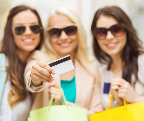Girls with shopping bags in ctiy — Stock Photo, Image