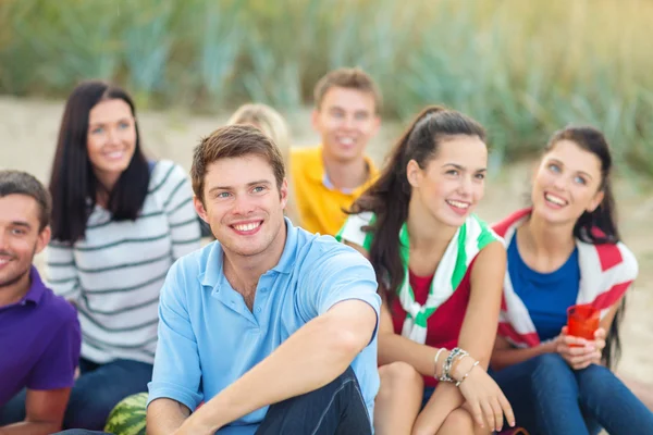 Groep gelukkige vrienden op strand — Stockfoto