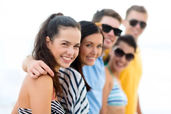 Groupe d'amis heureux sur la plage — Photo