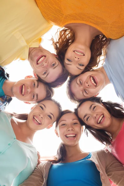 Grupo de adolescentes sonrientes —  Fotos de Stock