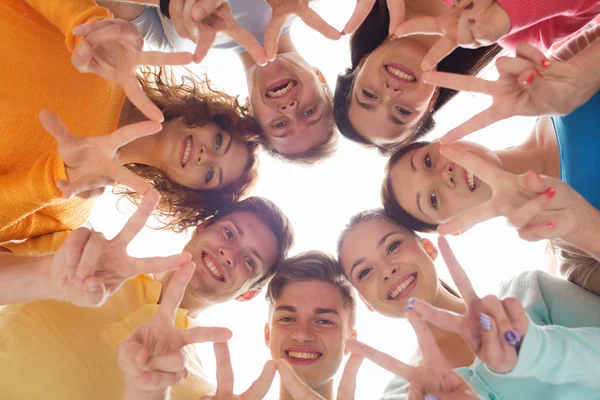 Grupo de adolescentes sonrientes mostrando signo de victoria —  Fotos de Stock