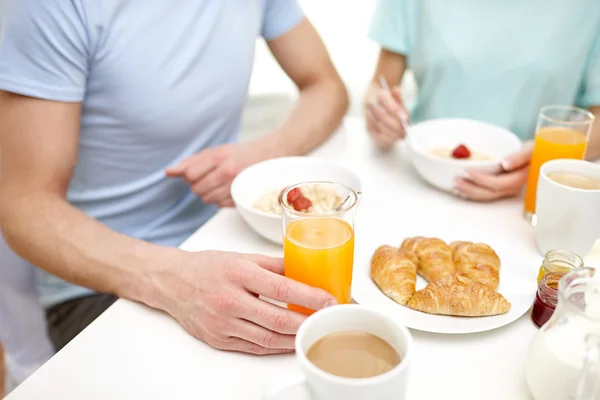 Close up of couple having breakfast at home — Stock Photo, Image