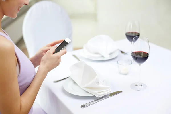 Närbild på kvinna med smartphone på restaurang — Stockfoto