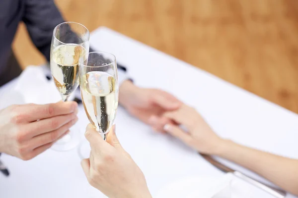 Casal com copos de champanhe no restaurante — Fotografia de Stock