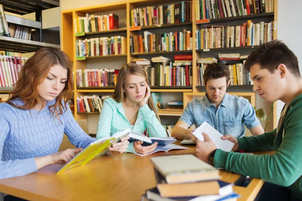 Studenti čtení knih v knihovně — Stock fotografie