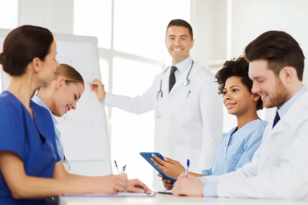 Grupo de médicos en presentación en el hospital — Foto de Stock