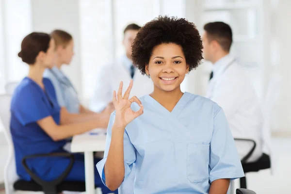 Medico felice sopra gruppo di medici in ospedale — Foto Stock