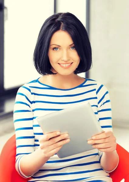 Chica adolescente feliz con tablet PC — Foto de Stock