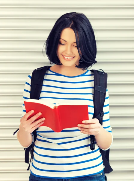 Mulher com saco e livro — Fotografia de Stock