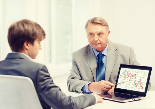 Hombre mayor y joven con computadora portátil — Foto de Stock