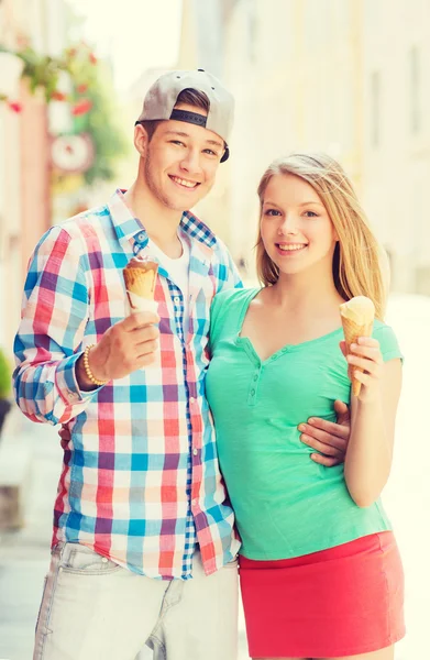 Coppia sorridente con gelato in città — Foto Stock