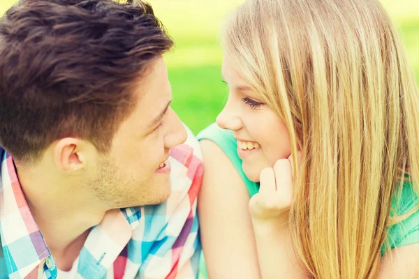 Sorridente coppia guardando l'un l'altro nel parco — Foto Stock