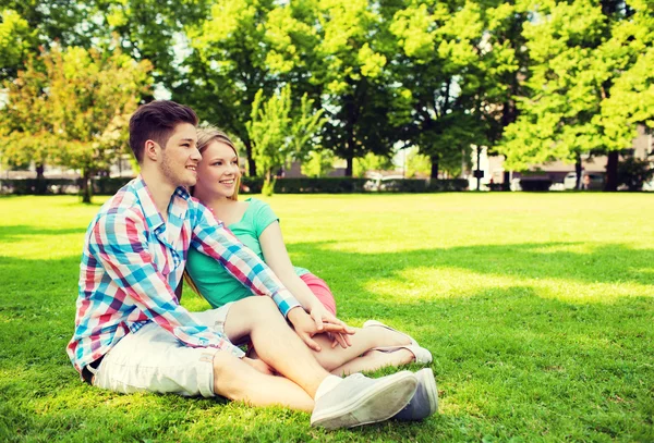 Pareja sonriente en parque — Foto de Stock