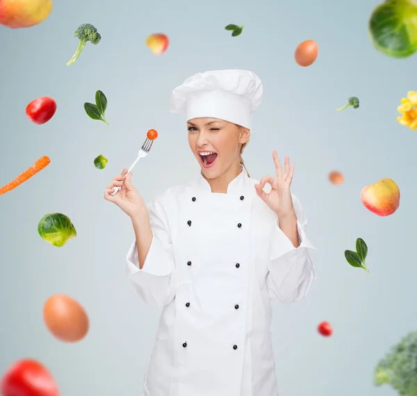 Chef sonriente con tenedor y tomate —  Fotos de Stock