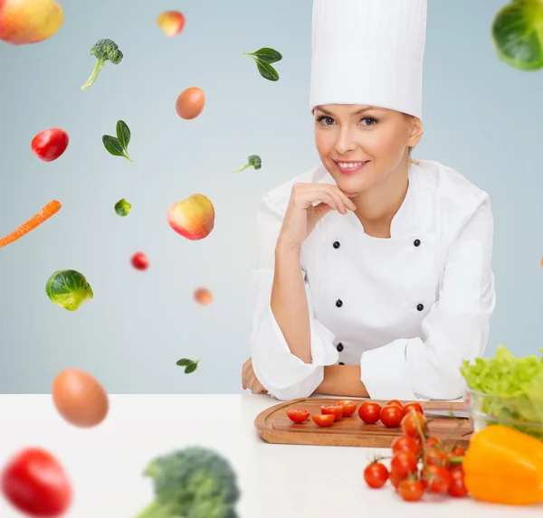 野菜と笑みを浮かべて女性シェフ — ストック写真